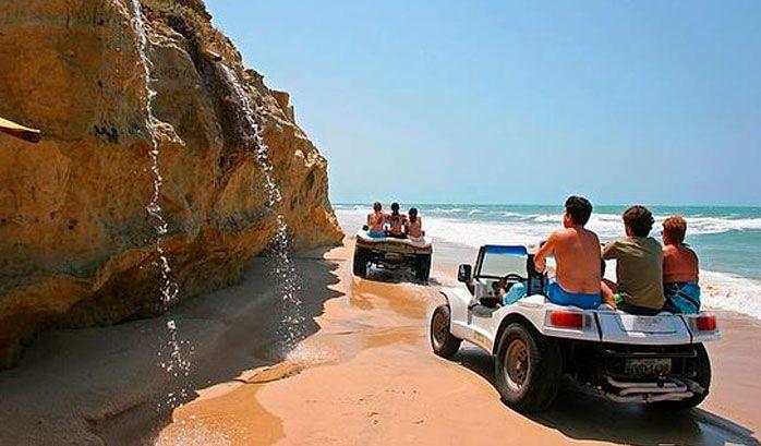 Passeios de buggy se destacam entre turistas que visitam praias de Beberibe no feriadão.